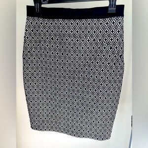 Juice Couture Size 6 Black And White Knit Skirt Back Zip Unlined Straight/Pencil